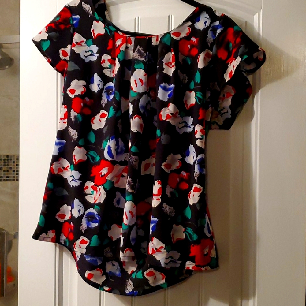 Short sleeve floral top